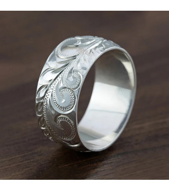 Prstan z rastlinskim vzorcem