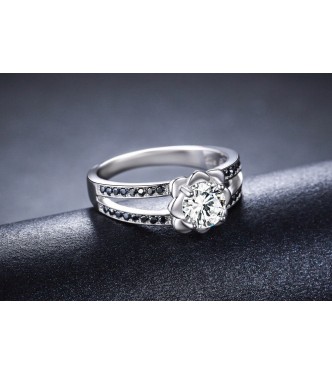 Zapeljiv zaročni prstan s cvetom