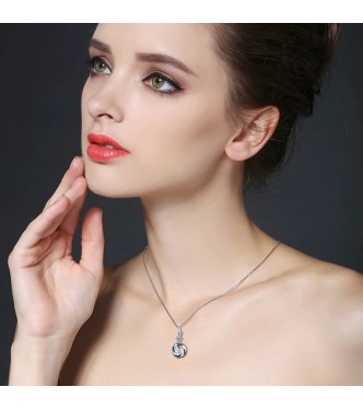 Izjemen srebrn obesek z verižico, kombinacija črno-belih kristalov CZ