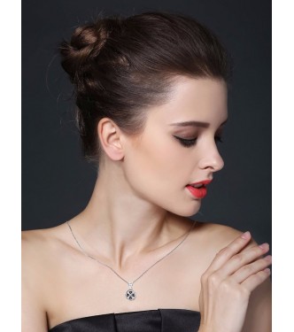 Čudovita srebrna štiriperesna deteljica Čudovita srebrna štiriperesna deteljica