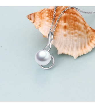 Eleganten obesek iz srebra z biserom