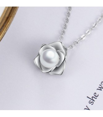 Osupljiv srebrn obesek "Pearl Rose"