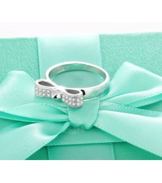 Čudovit srebrn prstan z bogato okrašeno pentljo