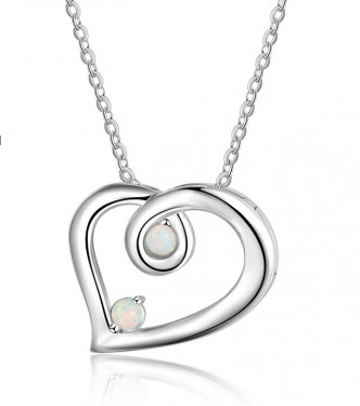 Romantičen obesek iz srebra z belima opaloma