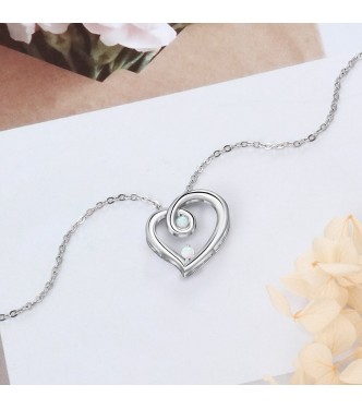 Romantičen obesek iz srebra z belima opaloma