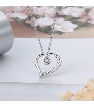 Romantičen obesek iz srebra z belima opaloma