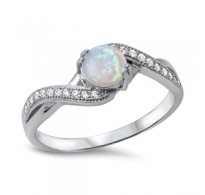 Ljubko oblikovan srebrn prstan z belim lab opalom 