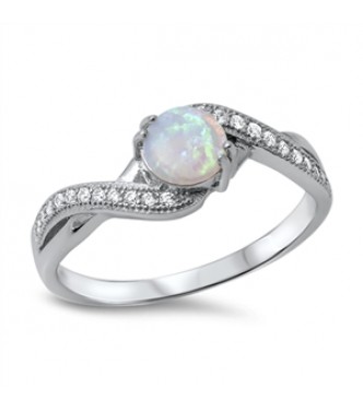 Ljubko oblikovan srebrn prstan z belim lab opalom