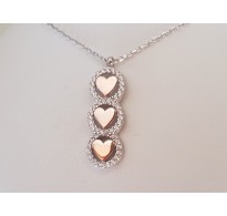 Nežen obesek s tremi rose gold srci