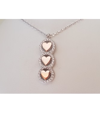 Nežen obesek s tremi rose gold srci