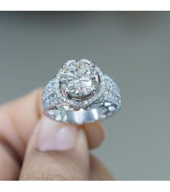 Graciozen prstan, bogato okrašen s kristali CZ