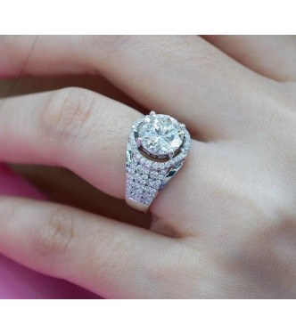 Graciozen prstan, bogato okrašen s kristali CZ