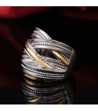 Prelesten, širok prstan z belo in rumeno pozlato Prelesten, širok prstan z belo in rumeno pozlato