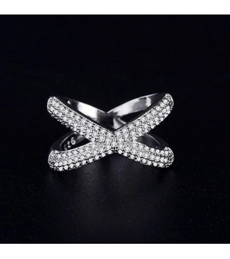 Fin prstan posut z nežnimi kristali