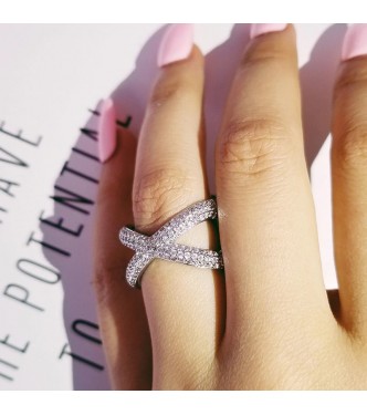 Fin prstan posut z nežnimi kristali