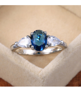 Prstan z velikim modrim kristalom