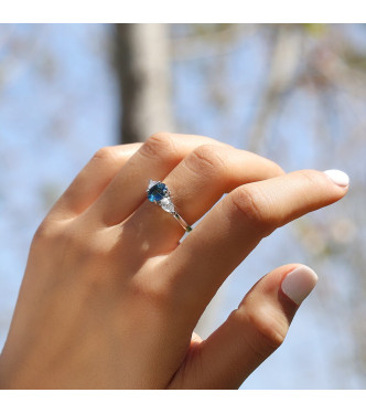 Prstan z velikim modrim kristalom