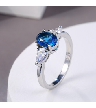 Prstan z velikim modrim kristalom