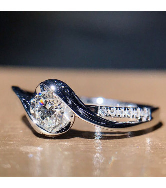 Zelo eleganten prstan trendovskega videza