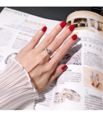 Zelo eleganten prstan trendovskega videza