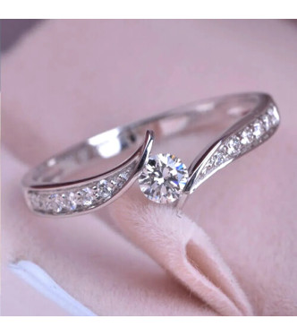 Eleganten srebrn prstan Elvita