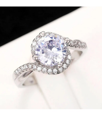 Srebrn prstan z bogatim kristalom