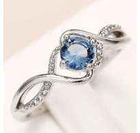 Srebrn prstan z velikim modrim kristalom