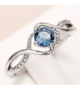 Srebrn prstan z velikim modrim kristalom