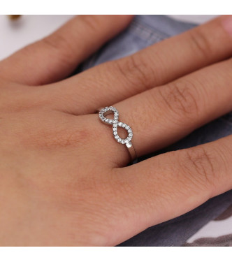 Srebrn prstan Infinity s kristali